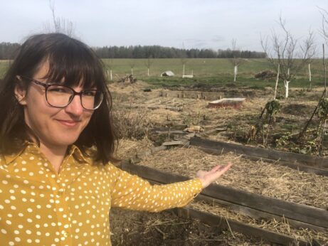 Petra na zahradě ukazuje připravené záhony