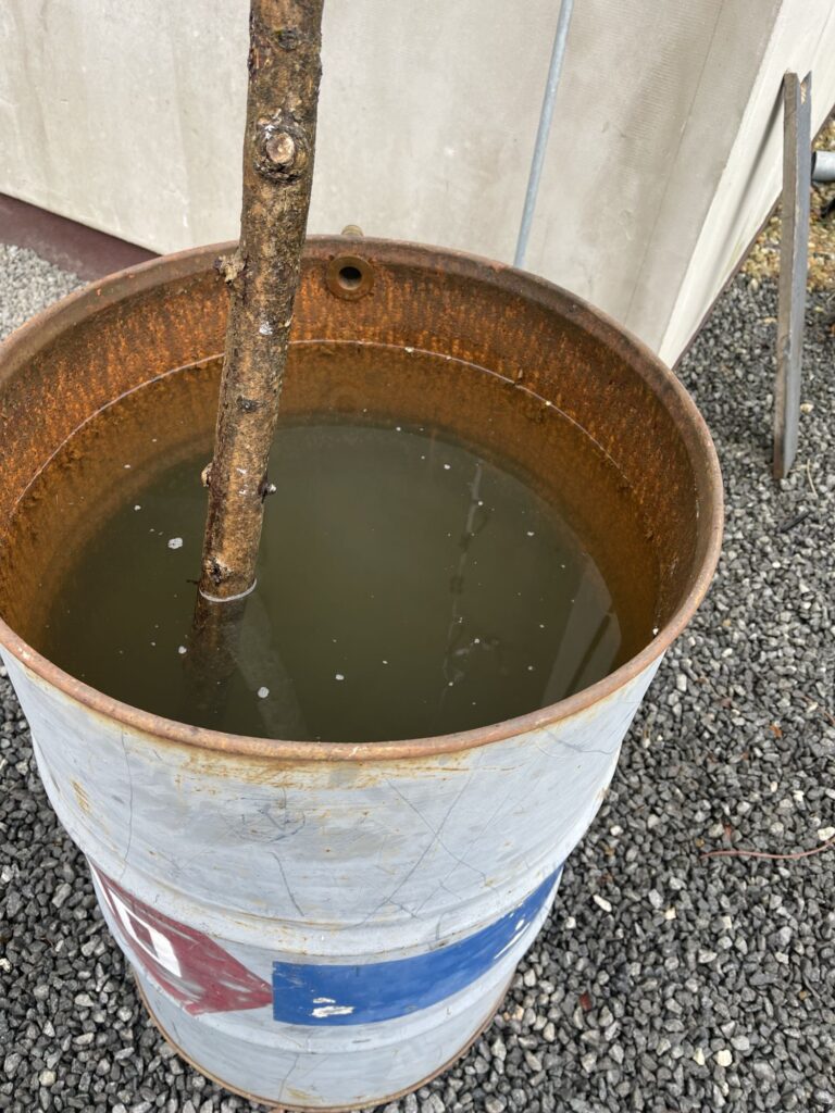 sud s vodou a kompostem